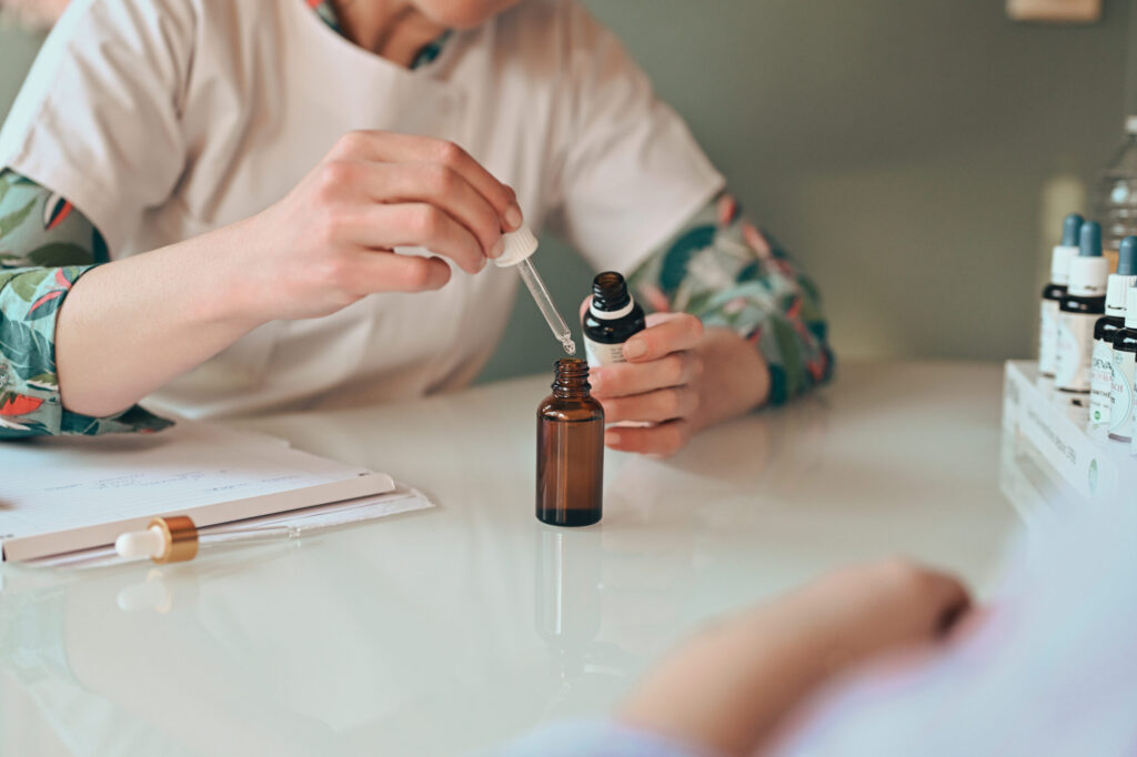 Céline Hubert préparant une synergie personnalisée de Fleurs de Bach à Annecy