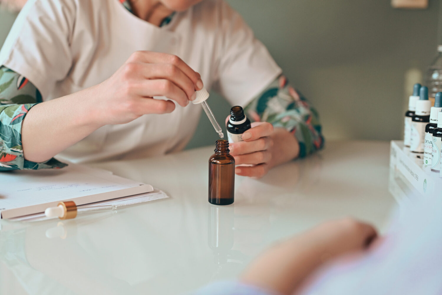 Céline Hubert préparant une synergie personnalisée de Fleurs de Bach à Annecy