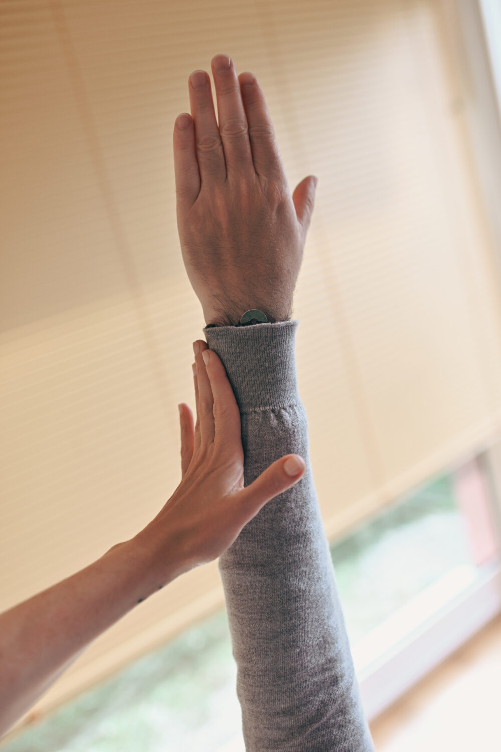 Test kinésiologie en consultation Bye Bye Allergie à Annecy par Céline Hubert