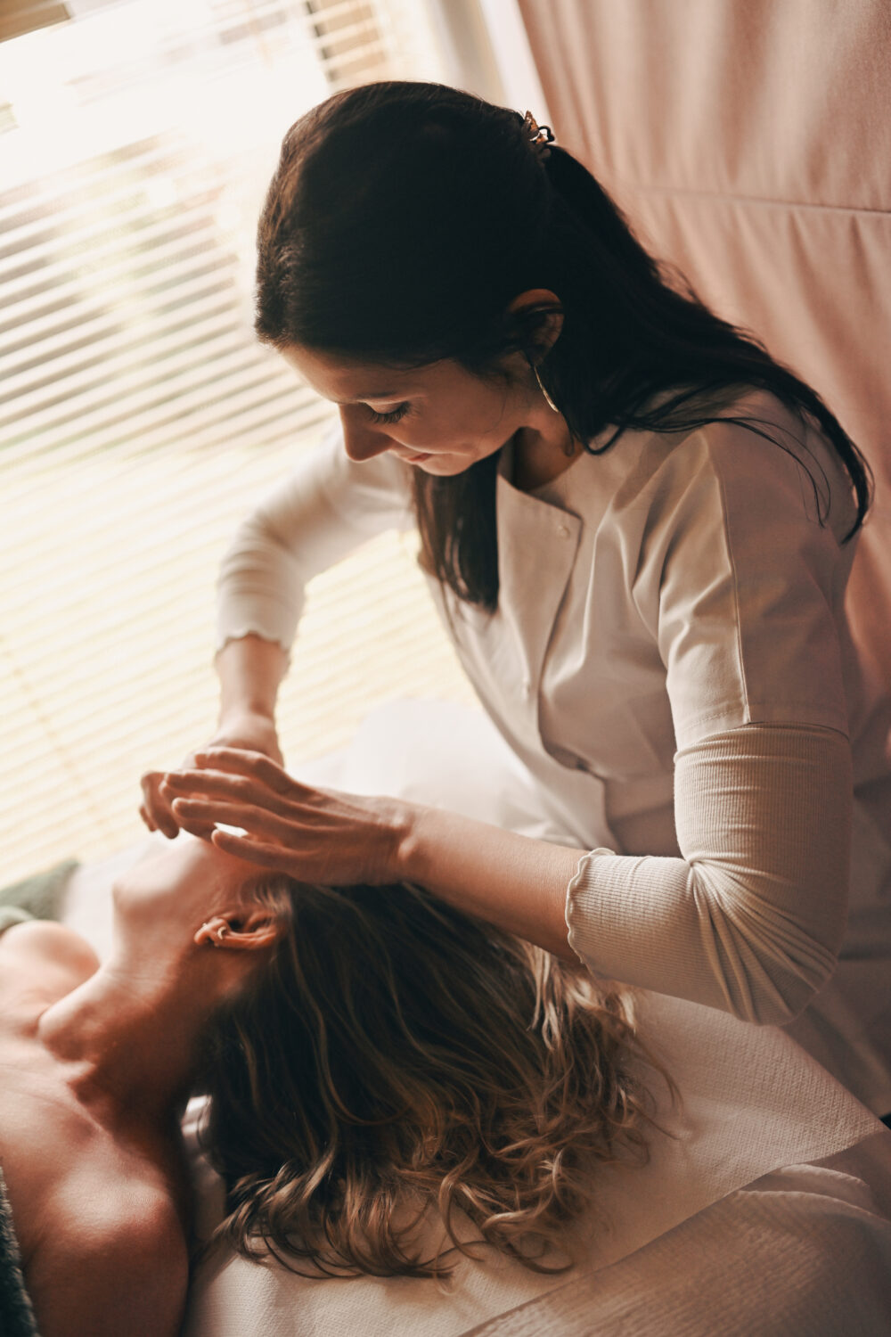 Céline Hubert pratiquant le massage facial Kobido dans son cabinet à Annecy